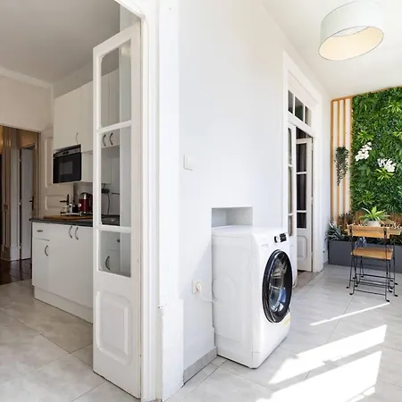 Spacious In 120 M² Fireplace