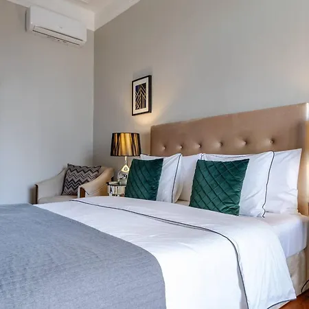 Spacious In 120 M² Fireplace